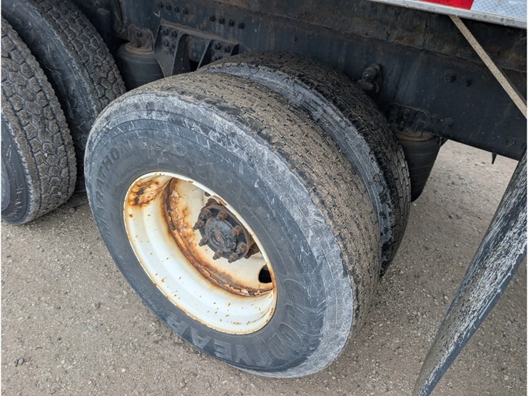 2015-freightliner-114sd-image-12