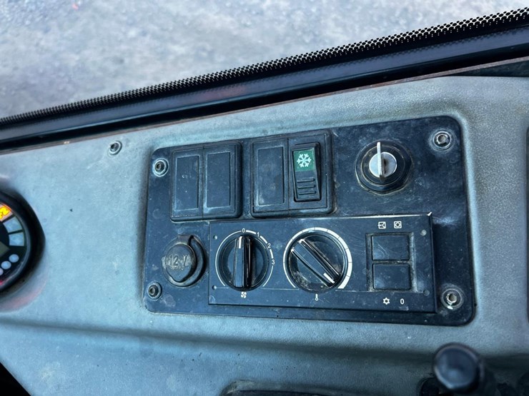 2011-deere-204k-image-24