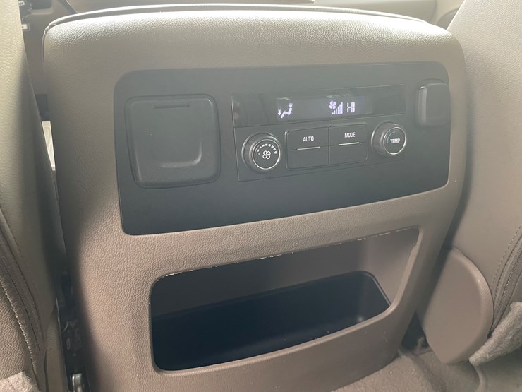 2019-chevrolet-suburban-image-25