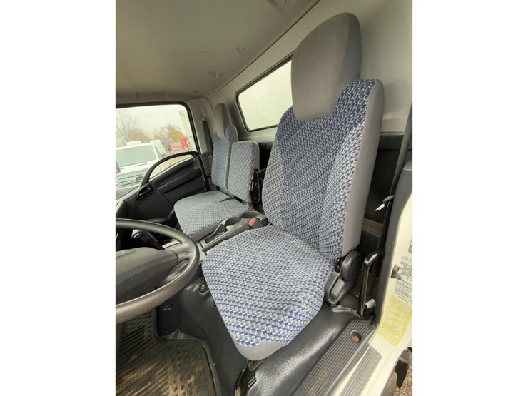 2023-isuzu-npr-image-12