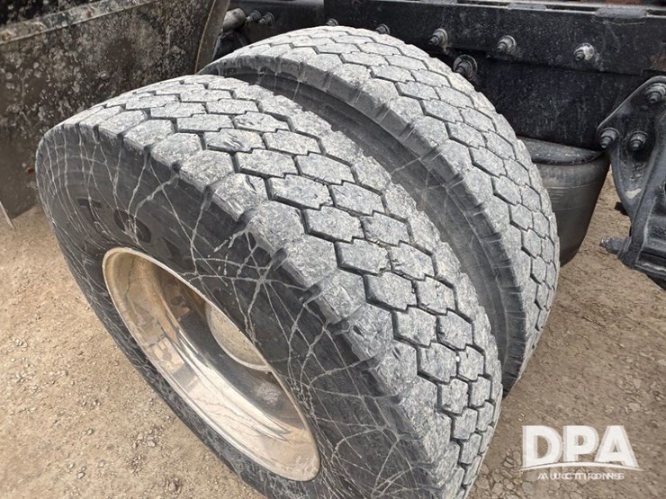 peterbilt-579-image-27