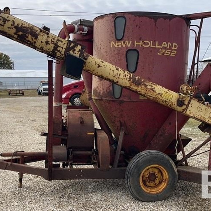 NEW HOLLAND 352