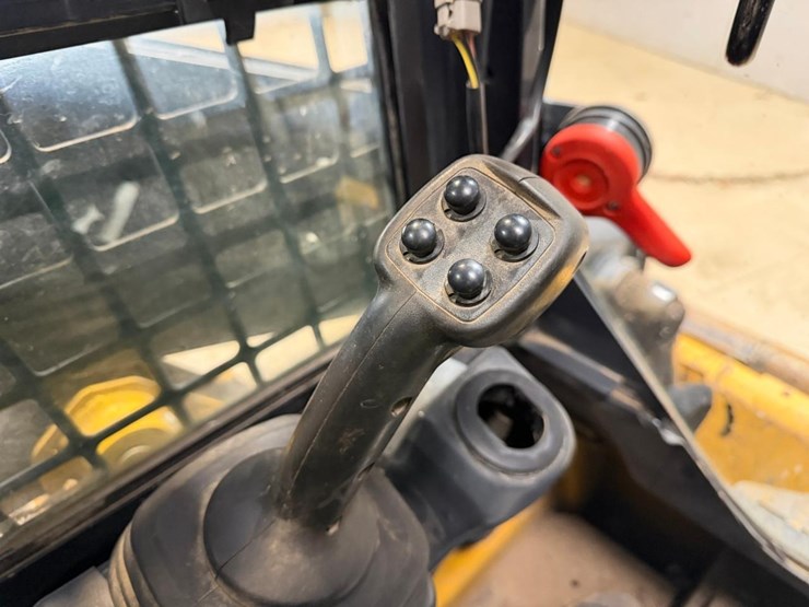 2021-deere-317g-image-25