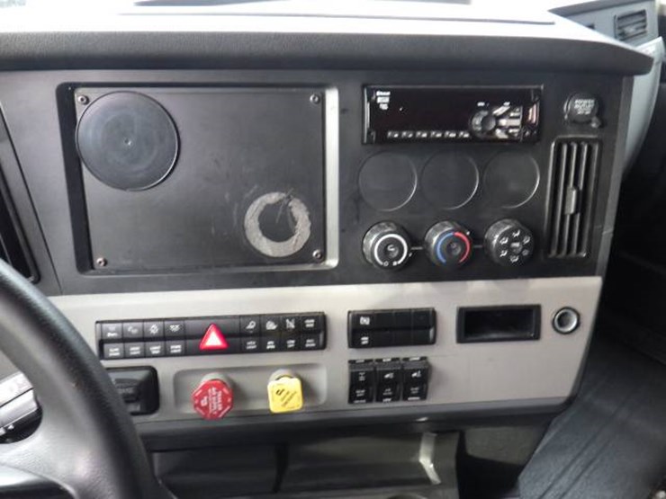 freightliner-cascadia-126-image-21