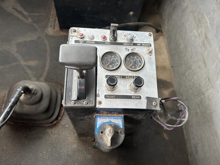 #1042-•-2000-volvo-quad-axle-dump-truck-image-49