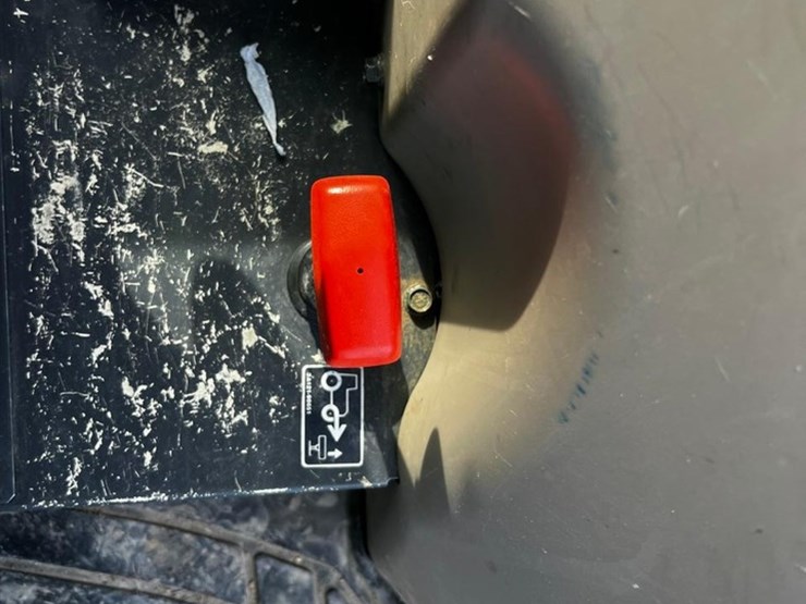 2010-kubota-m8540-image-33