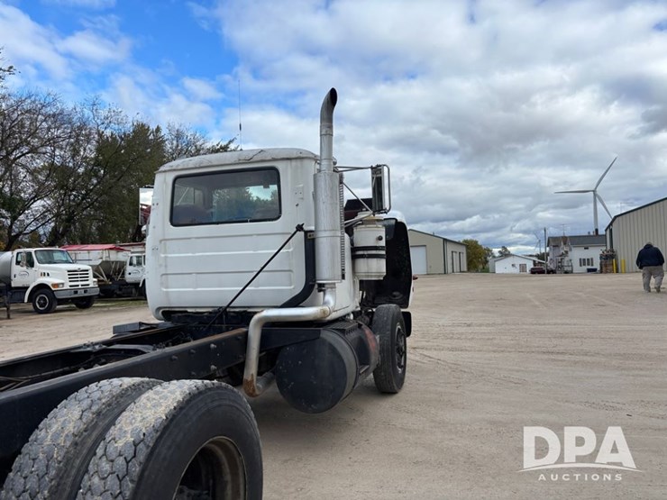 1985-mack-r686st-image-43