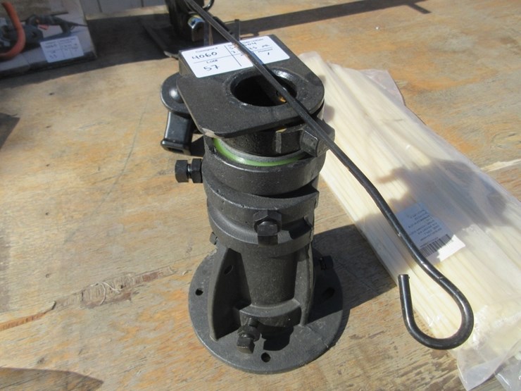 unused-cushioned-5th-wheel-to-gooseneck-hitch-image-2