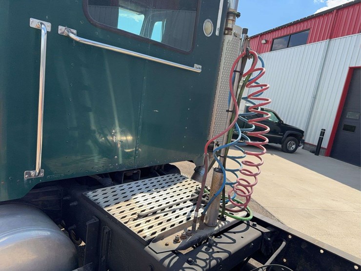 2003-peterbilt-379-image-23