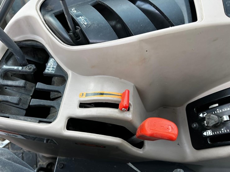 2015-kubota-m8560-image-32