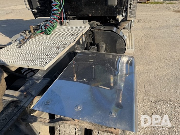 peterbilt-567-image-25