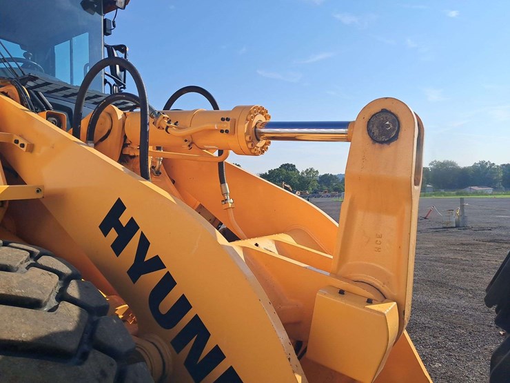 2018-hyundai-hl965-image-18