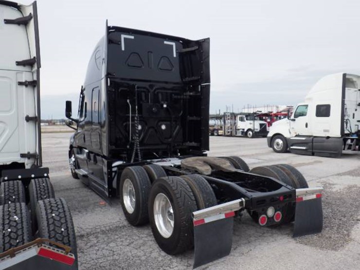 2021-freightliner-cascadia-126-image-17