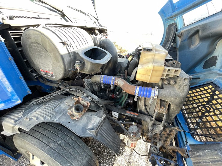 #202-•-2015-volvo-semi-tractor-(has-wi-title)-(denmark,-wi)-image-59