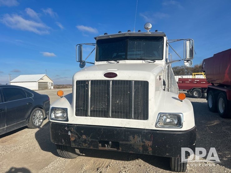 peterbilt-330-image-2