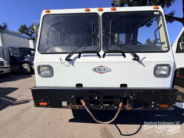 2013-crane-carrier-co.-garbage-truck-image-2