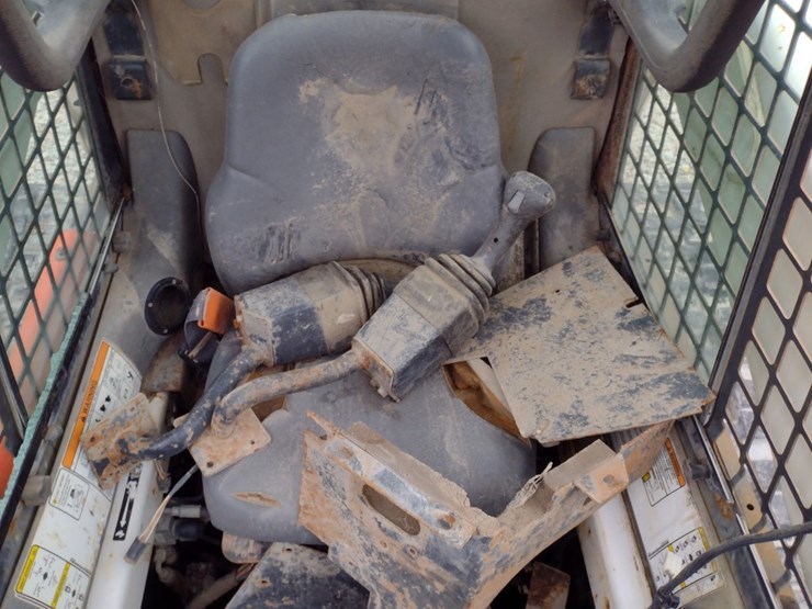 2004-bobcat-t300-image-11