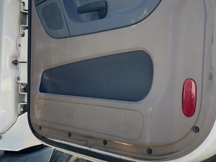 2016-freightliner-cascadia-125-image-25