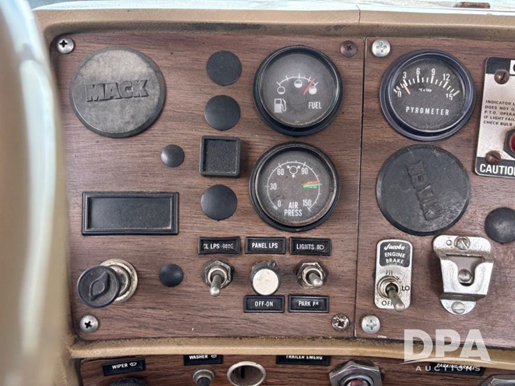 1985-mack-r686st-image-58