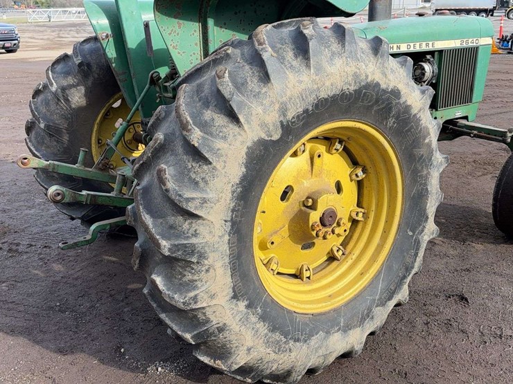 john-deere-2640-image-10