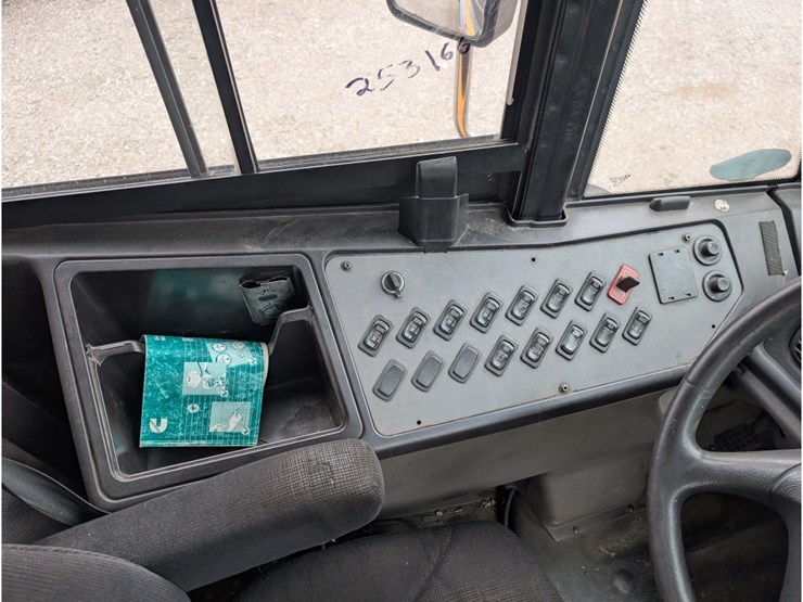 2012-freightliner-b2-image-19