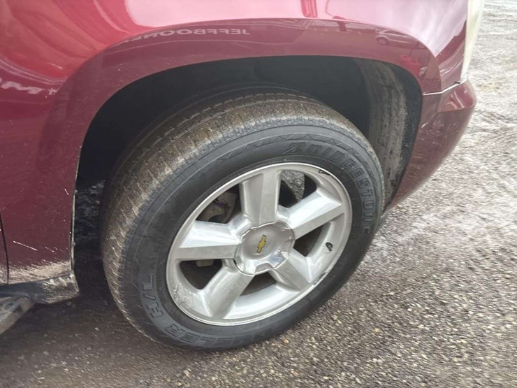 2008-chevrolet-suburban-image-9