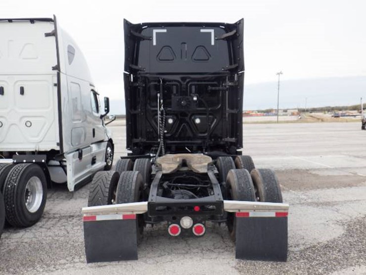 2021-freightliner-cascadia-126-image-14