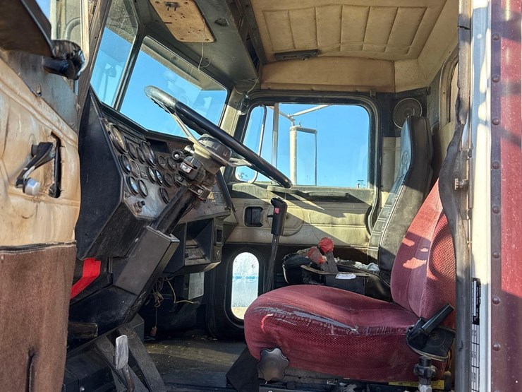 1988-peterbilt-377-image-15