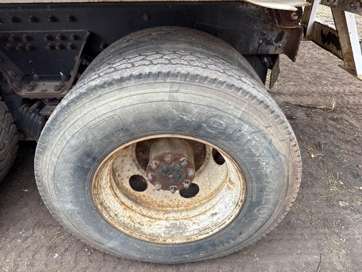 2005-peterbilt-320-image-58