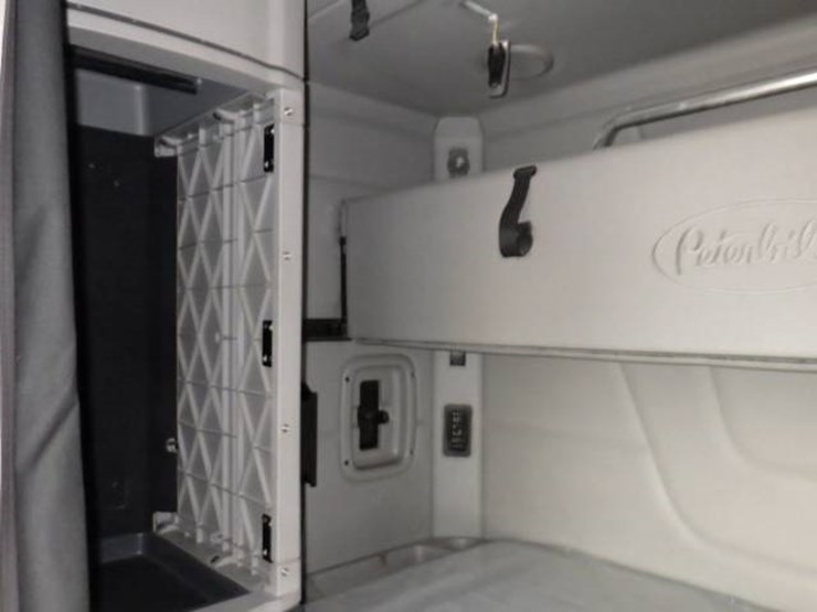 peterbilt-579-image-26