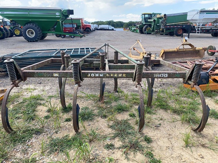 john-deere-3pt-chisel-plow-image-4