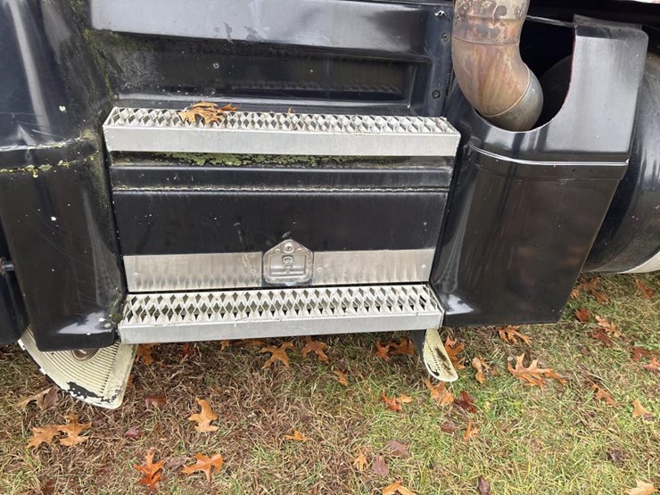 1988-peterbilt-377-image-23