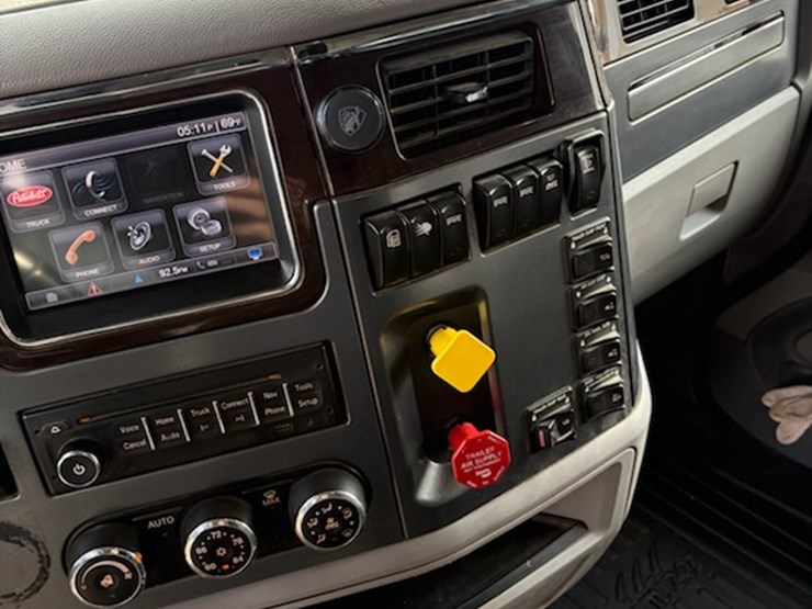 2016-peterbilt-579-image-10