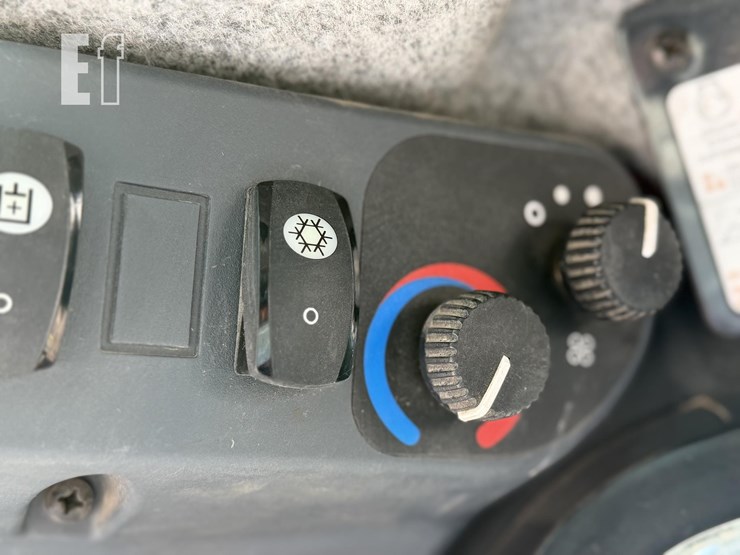 2017-deere-331g-image-37