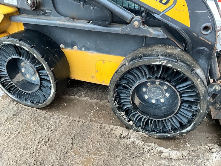 new-holland-l225-image-10