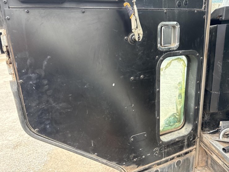 2005-peterbilt-320-image-14