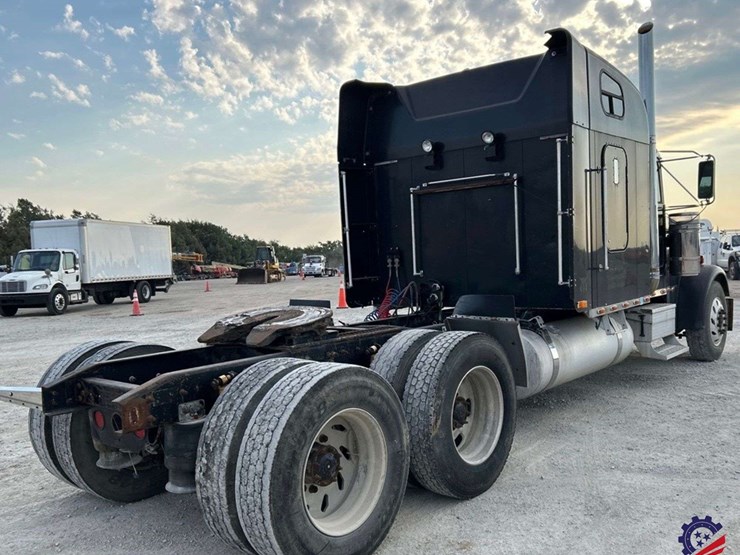 1999-freightliner-fld120-classic-image-8