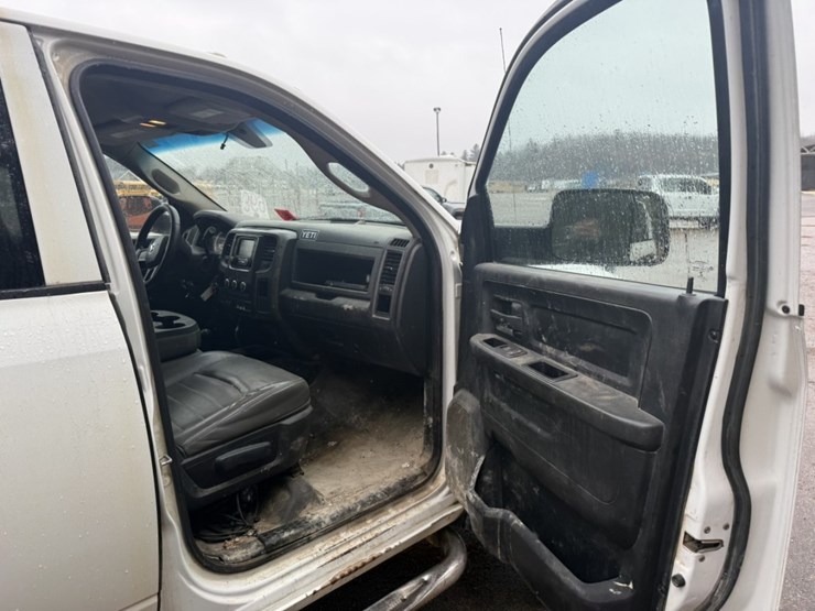 #1840-•-2013-ram-5500-4x4-service-truck-image-28