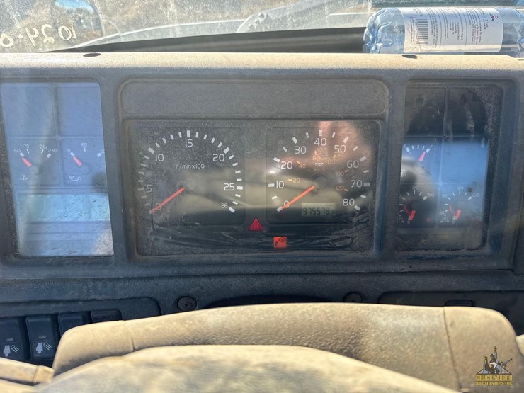 2001-volvo-vnm-semi-truck-image-18