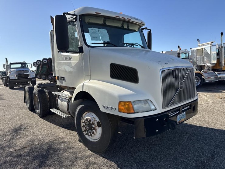 #1994-•-1999-volvo-day-cab-truck-tractor-image-7