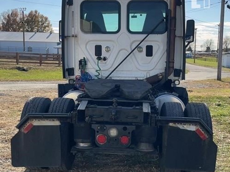 2016-freightliner-cascadia-125-image-4