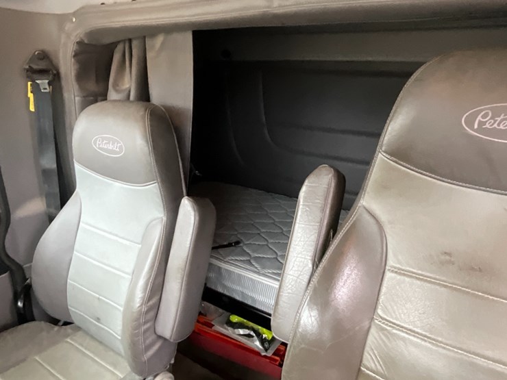 2015-peterbilt-365-image-37