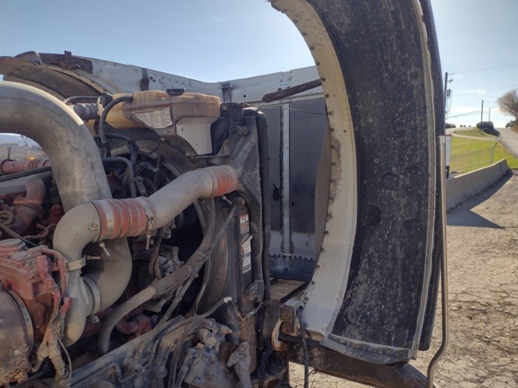 peterbilt-388-image-26