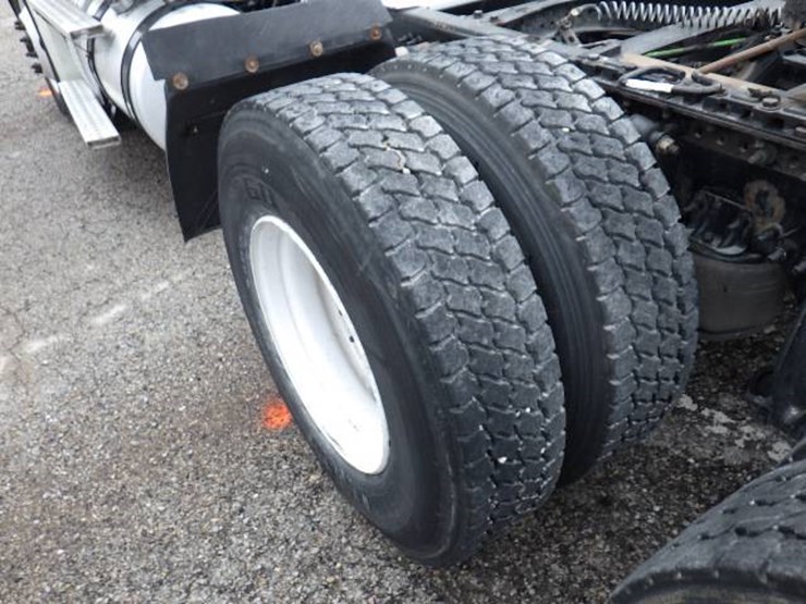 2018-freightliner-cascadia-126-image-15