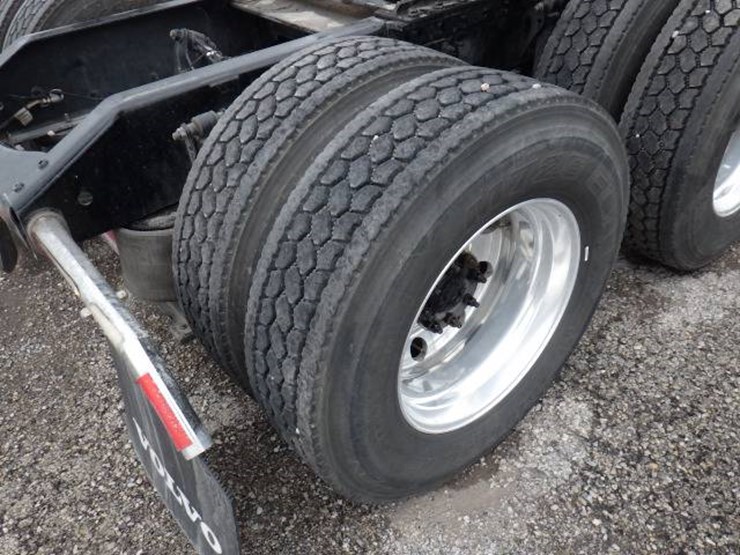 2017-volvo-vnl780-image-7