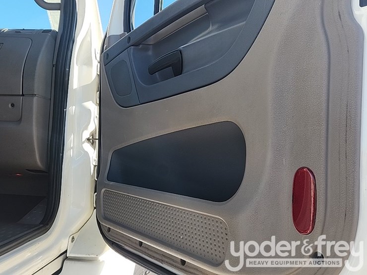 2018-freightliner-cascadia-125-image-34