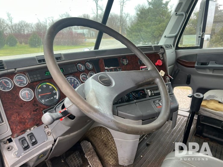 1999-freightliner-flc120-image-19