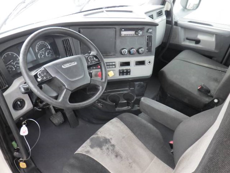 2018-freightliner-cascadia-126-image-16