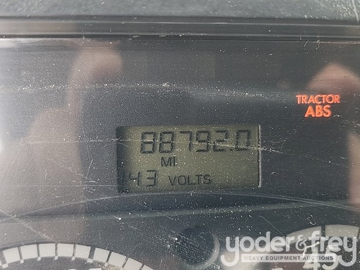 2001-freightliner-fl60-image-39