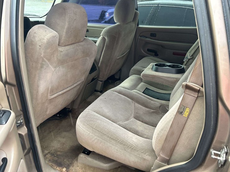 2004-chevrolet-tahoe-image-9